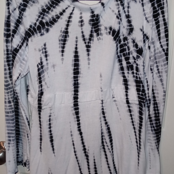 VENUS Tunic type top. Color: white/black. Size: L. Excellent condition - Picture 2 of 3